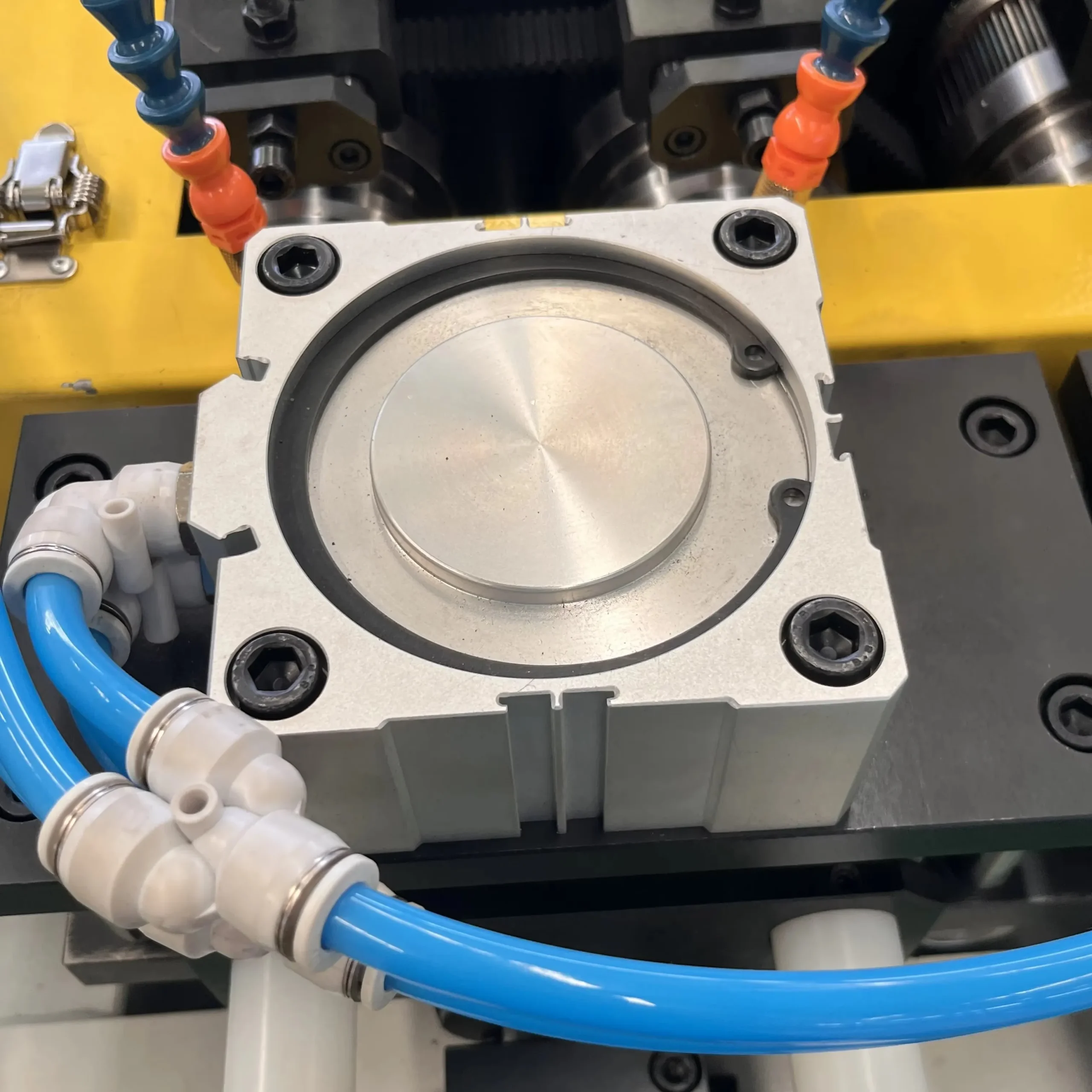 Скоростной отрезной электронный ленточнопильный станок для резки металла и труб-x1 (4)