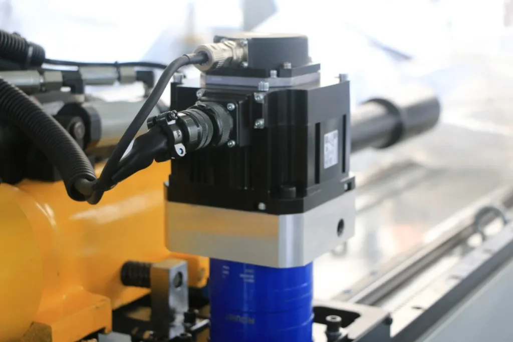 Трубогибочный станок с ЧПУ-4Servo motor